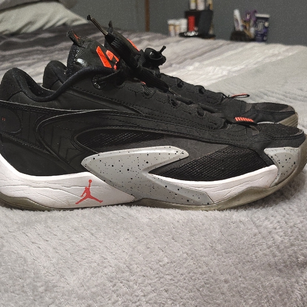 Jordan Men's Black and Gray Sneakers